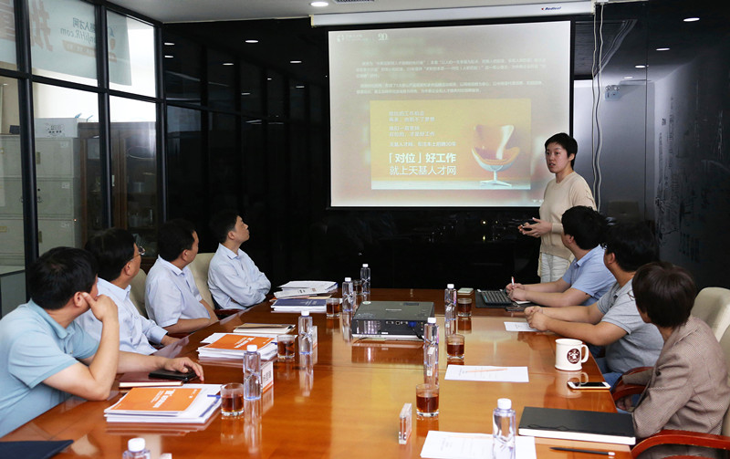 省厅调研组赴有关就业服务机构调